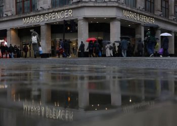 UK consumer confidence falters after Christmas splurge