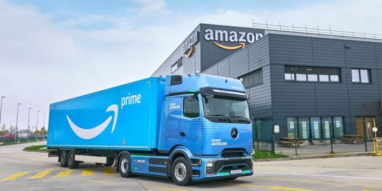 Amazon orders 200 new electric heavy trucks from Daimler for Germany, UK